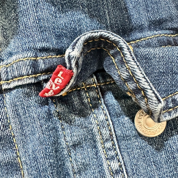 Levi’s Jean Jacket with hand painted history of Levi’s - Picture 3 of 6